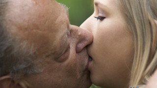 Old and Young Love in the Outdoors - die beste Porno 24/7 auf HOTSEXVIDEOS24.COM