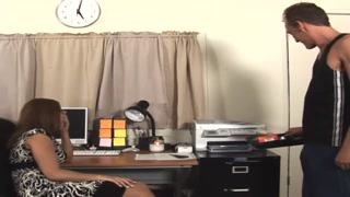 Honey takes it all at work - 在HOTSEXVIDEOS24.COM上24/7的最佳色情内容
