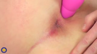 Suzie the British Housewife Fingers Her Horny Pussy - найкраще порно 24/7 на HOTSEXVIDEOS24.COM
