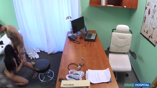 Facial for Loveballs by Doctor in Missionary Position - HOTSEXVIDEOS24.COMで24/7最高のポルノ