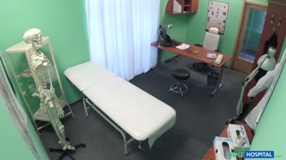 Voyeur Catches Hot Handjob During Pussy Exam - HOTSEXVIDEOS24.COMで24/7最高のポルノ