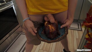 Big Cock Fucks Two Girls On Turkey Day - den bästa porren 24/7 på HOTSEXVIDEOS24.COM