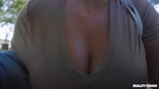 Outdoor Blowjob from a Blonde Bombshell - il miglior porno 24/7 su HOTSEXVIDEOS24.COM