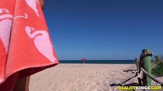 Brunette Gets Pranked with Shampoo - il miglior porno 24/7 su HOTSEXVIDEOS24.COM