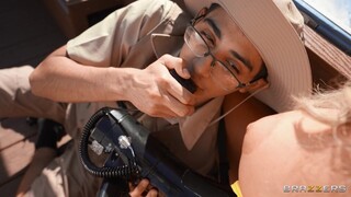 Glasses Wearing Tour Guide Pussy Licking & Hardcore Fuck - le meilleur porno 24/7 sur HOTSEXVIDEOS24.COM
