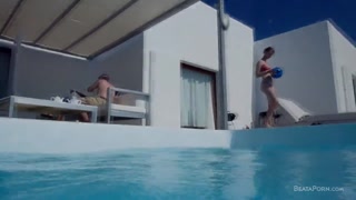 Beata's Shaved Pussy Outdoor Fun - HOTSEXVIDEOS24.COM에서 24/7 최고의 포르노
