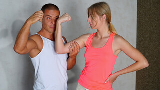 Blonde Fitness Babe Aria Logan Sucks & Fucks - 在HOTSEXVIDEOS24.COM上24/7的最佳色情内容