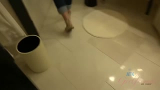 Kimber Woods Wild Bathtub Piss - POV Close-Up - le meilleur porno 24/7 sur HOTSEXVIDEOS24.COM
