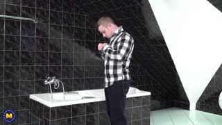 Naughty Cougar Ryanne Watches Young Guy Shower - Sexy Fun - หนังโป๊ที่ดีที่สุด 24/7 บน HOTSEXVIDEOS24.COM