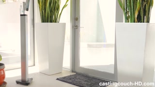 Vivian Sucks Balls - guarda video di sesso caldi su HOTSEXVIDEOS24.COM