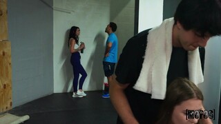Blowjob in the Gym with James - tonton video seks panas di HOTSEXVIDEOS24.COM