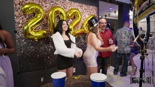 New Year, New Sex - House Party - il miglior porno 24/7 su HOTSEXVIDEOS24.COM