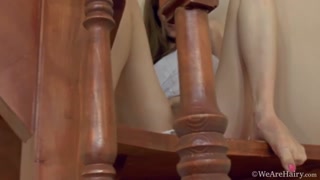 Solo Hairy Blonde - Gela Flaunts Her Bush On Stairs - HOTSEXVIDEOS24.COMで24/7最高のポルノ