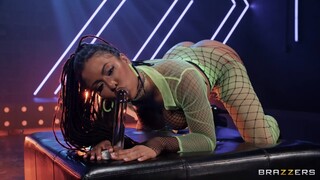 Spanking and Sucking with Kira Noir - heiße Sexvideos auf HOTSEXVIDEOS24.COM ansehen