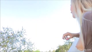 Young Blonde Gets Wild with Sex Toy Outside - den bästa porren 24/7 på HOTSEXVIDEOS24.COM