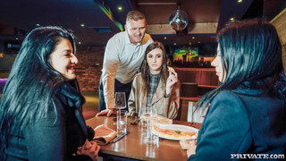 Lina Luxa's Oral Skills Leave the Waiter Speechless - de beste porno 24/7 op HOTSEXVIDEOS24.COM